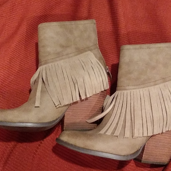 🌸 VERY VOLATILE Grey Lthr Fringe Western Booties - Picture 2 of 3